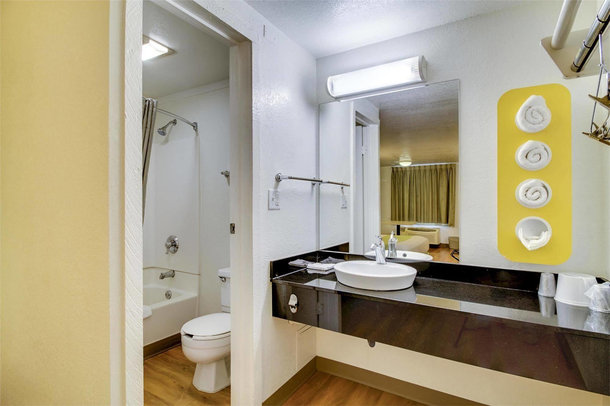 Rodeway Inn Baltimore Bagian luar foto