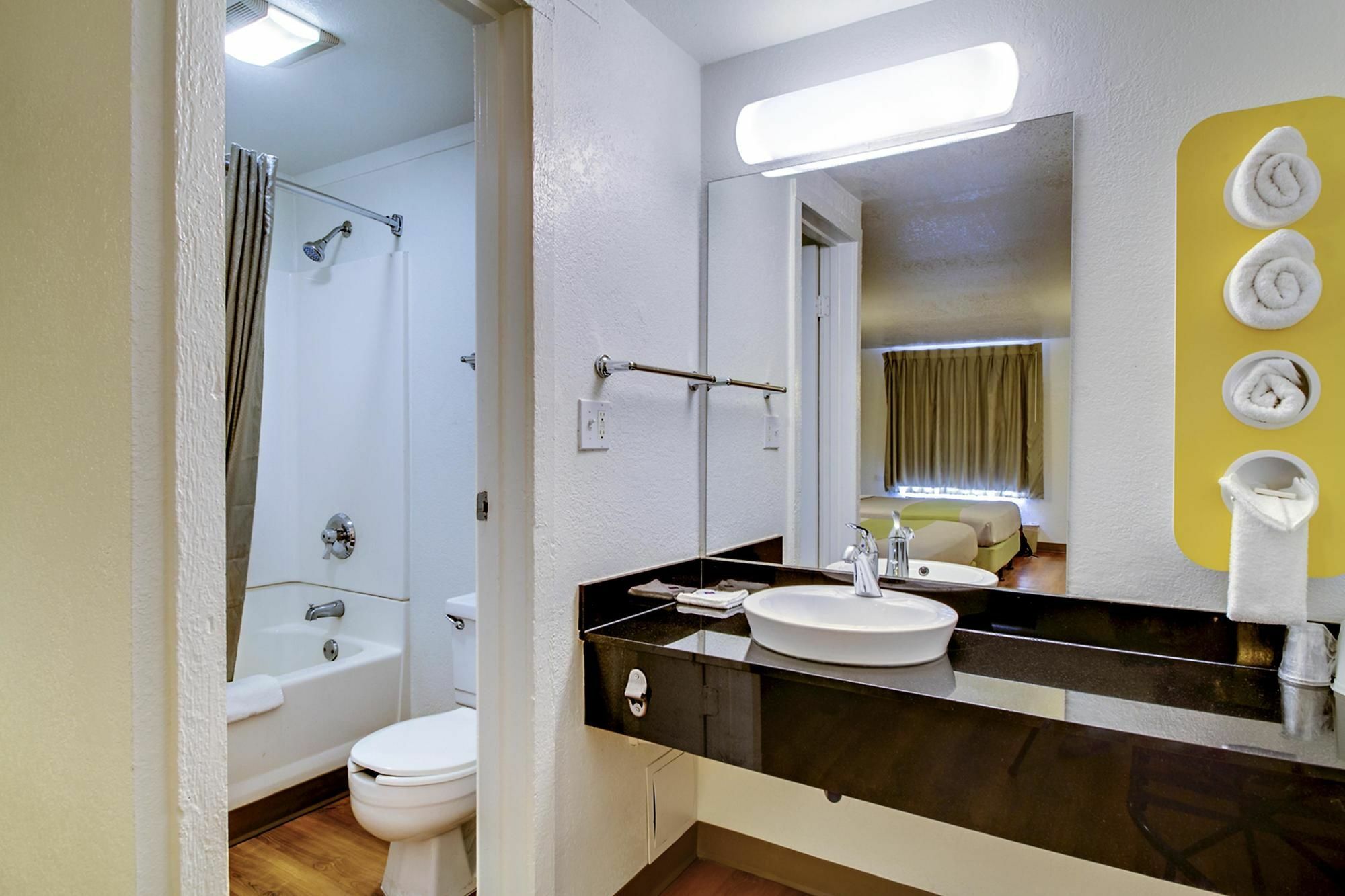Rodeway Inn Baltimore Bagian luar foto